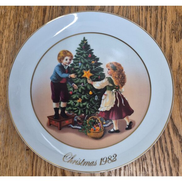 Christmas 1982 Avon Collectible Plate & Figurine Set With 22K Gold Trim - Picture 4 of 13